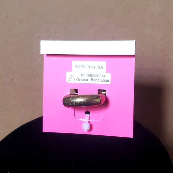 BETSEY JOHNSON Frenchie Enamel Adjustable Ring - Picture 6 of 7